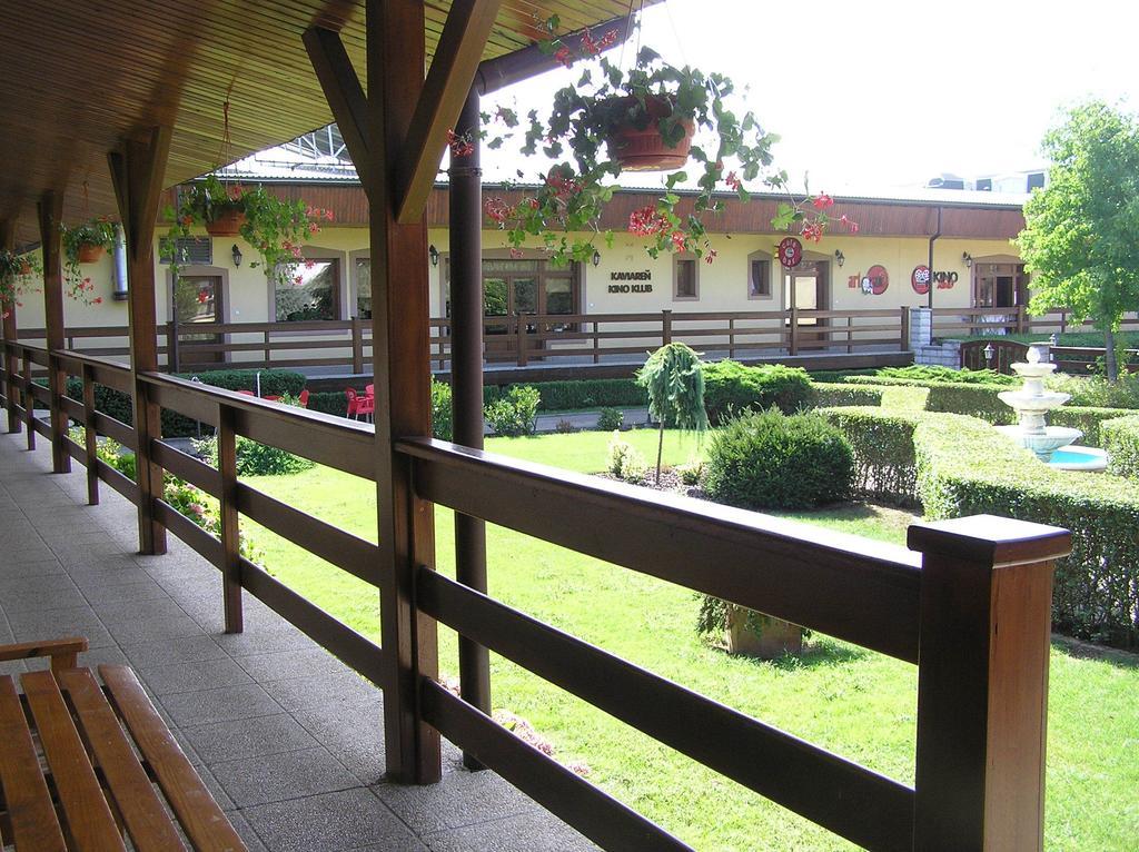 Hotel Slnecny Dvor Michalovce Exterior foto