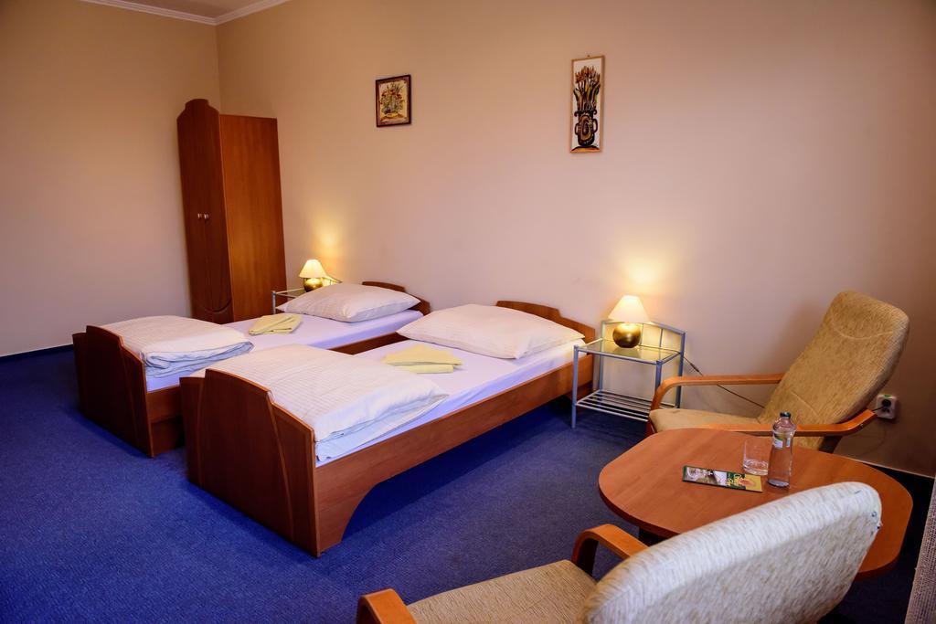 Hotel Slnecny Dvor Michalovce Habitación foto