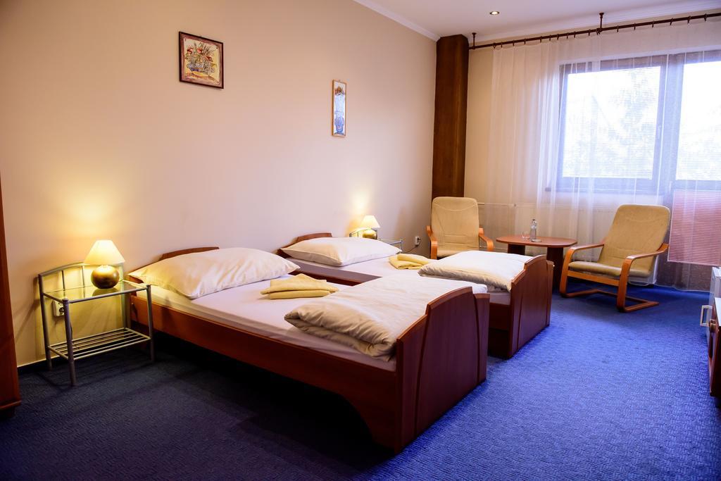 Hotel Slnecny Dvor Michalovce Habitación foto
