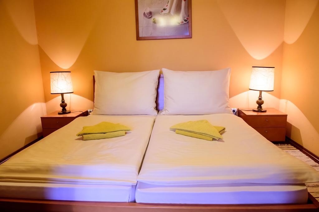 Hotel Slnecny Dvor Michalovce Habitación foto