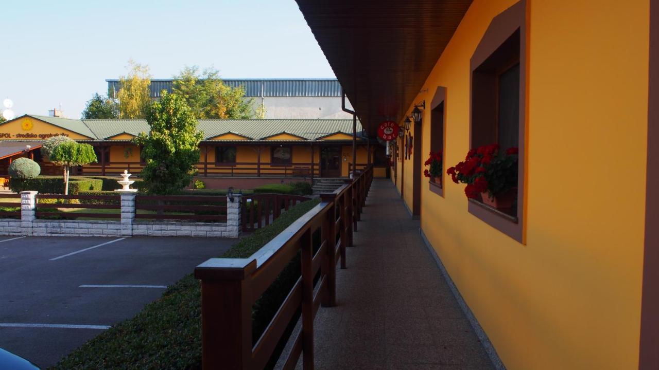 Hotel Slnecny Dvor Michalovce Exterior foto